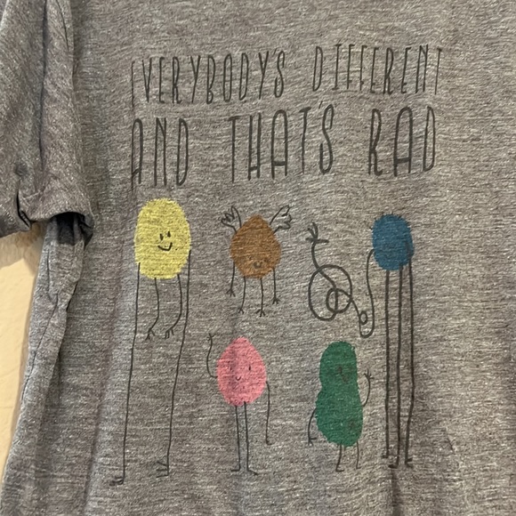 AMERICAN APPAREL “everybody’s different and that’s rad” gray T-shirt. - Picture 3 of 5